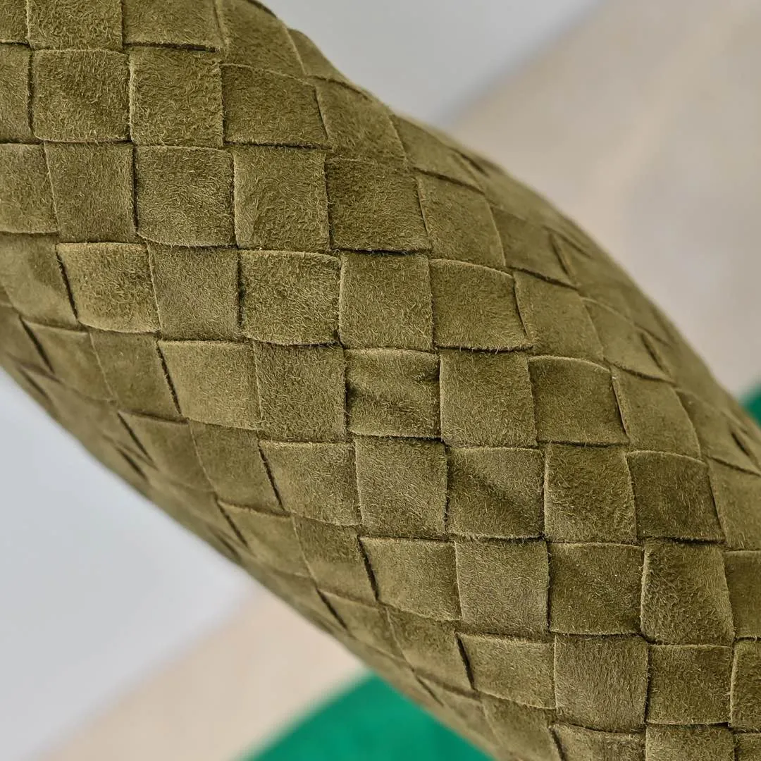 Batch 1860 #Bv new small HOP bag-nubuck leather is here! The bag body and handles are made of a whole piece of woven leather. The bag body is soft and lazy. Hop symbolizes the praise of innovation and eternal craftsmanship [love]. The pyramid silhouette combines practicality and fashion. It is modern and casual. The double-sided closure design of the bag mouth is more convenient and safe! The cowhide texture also makes the bag more wear-resistant and durable. A must-have for fashionable ladies who like minimalism yet comfortable and casual! Size: 41x20.5x7.5, Model: 3966#一